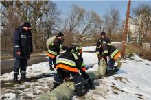 Курсанти ЛДУ БЖД спільно з рятувальниками ГУ ДСНС України в Львівській області вживають заходів з мінімізації наслідків можливих паводків