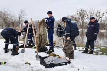 Курсанти ЛДУ БЖД спільно з рятувальниками ГУ ДСНС України в Львівській області вживають заходів з мінімізації наслідків можливих паводків