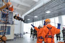 Practical lessons during bad weather: rescuers-to-be practice skills in Rescue Training Center Practical lessons during bad weather: rescuers-to-be practice skills in Rescue Training Center