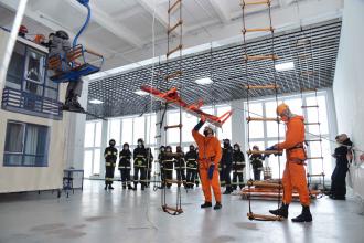  rescuers-to-be practice skills in Rescue Training Center