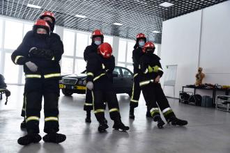 rescuers-to-be practice skills in Rescue Training Center