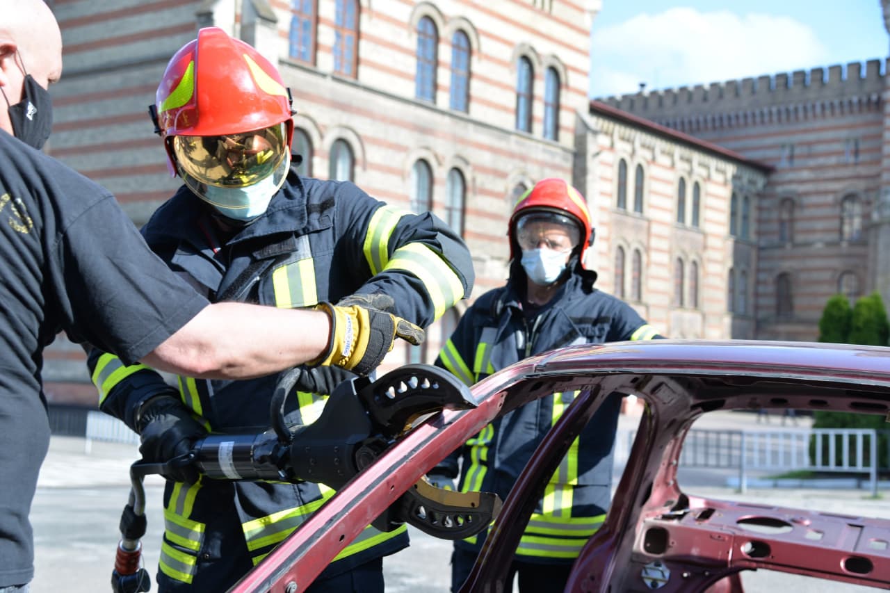 Safe and proper usage of pneumatic and hydraulic emergency rescue